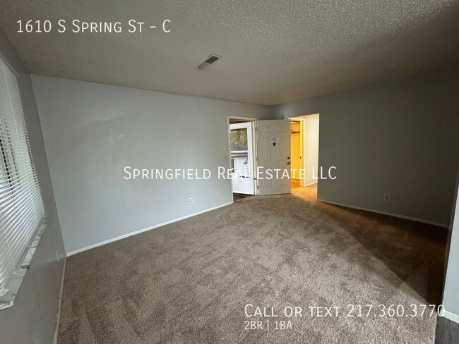 Building Photo - Charming 2 Bed, 1 Bath Apartment