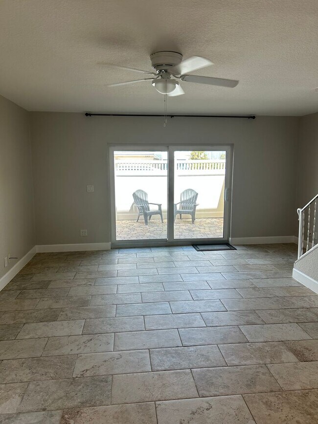 Building Photo - Remodeled Beachside condo