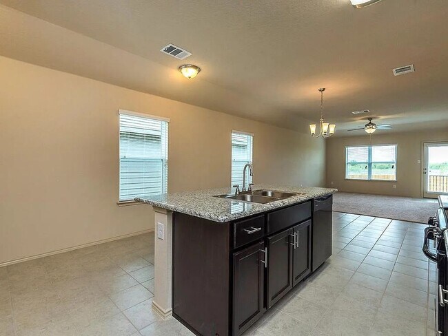 Foto del edificio - 3 Bed 2 Bath Home with Fenced Back Yard