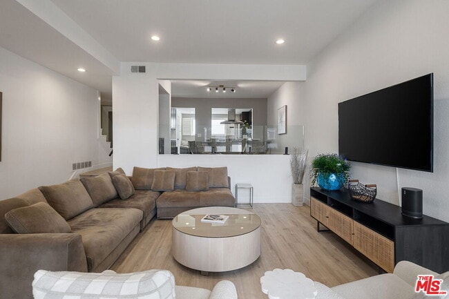 Foto del edificio - 17165 Palisades Cir