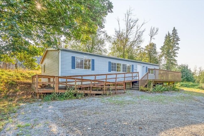 Building Photo - UPDATED THREE BEDROOOM TWO BATH