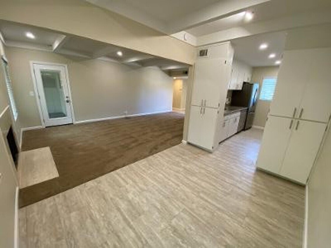 Foto principal - Large 2 Bed 2 Bath Apartment In Downtown L...