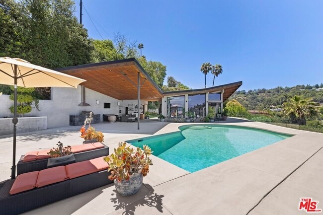Building Photo - 3655 Glenridge Dr