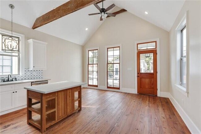 Building Photo - 1562 N Prieur St