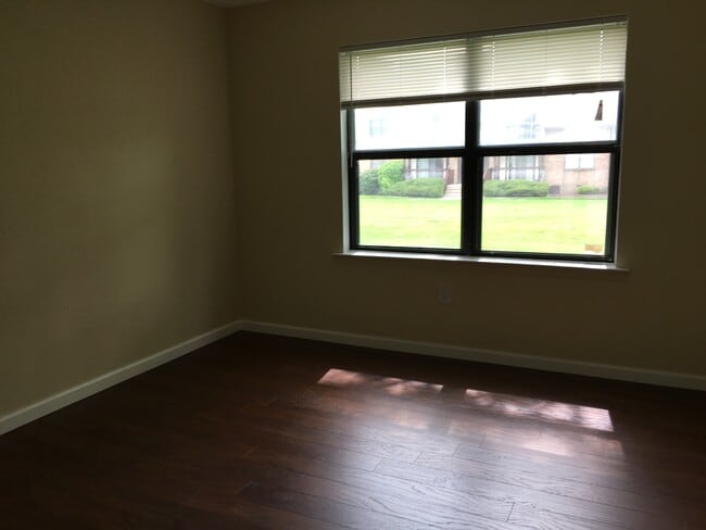 Building Photo - 411 N Oaks Blvd