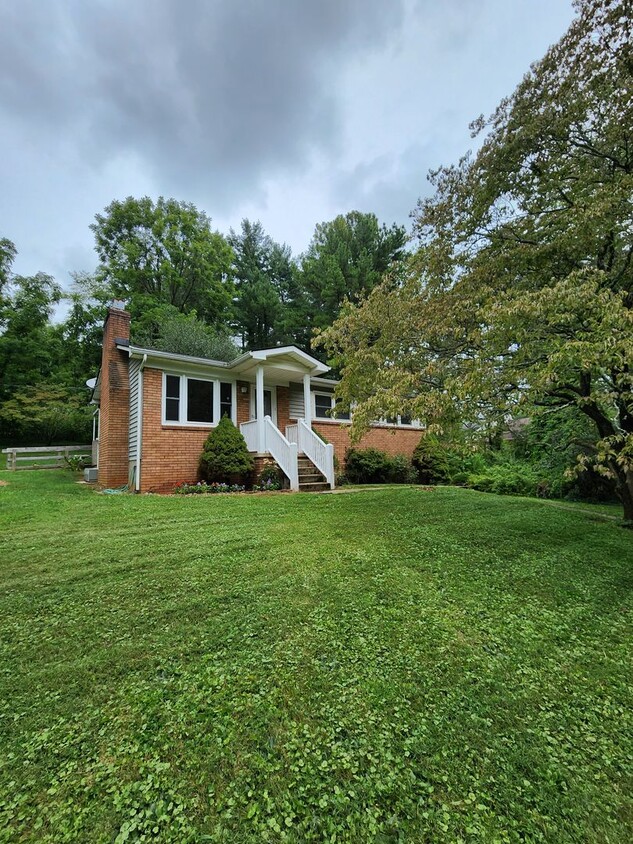 Primary Photo - Swannanoa Rental-Large Yard!