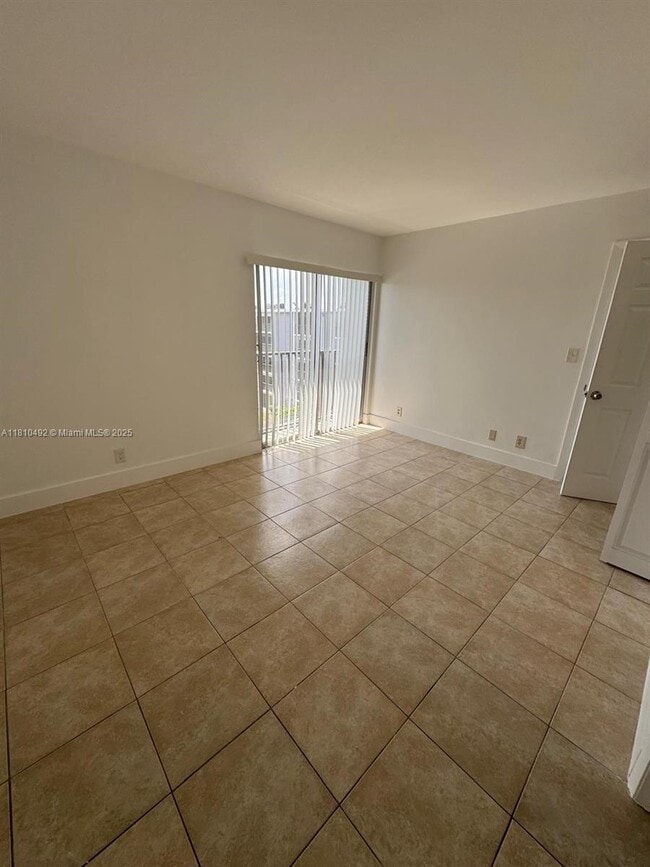 Foto del edificio - 8610 N Sherman Cir