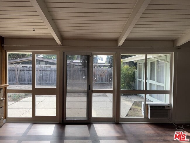 Building Photo - 3355 Kallin Ave