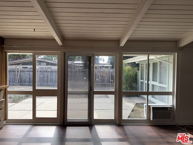 Foto del edificio - 3355 Kallin Ave