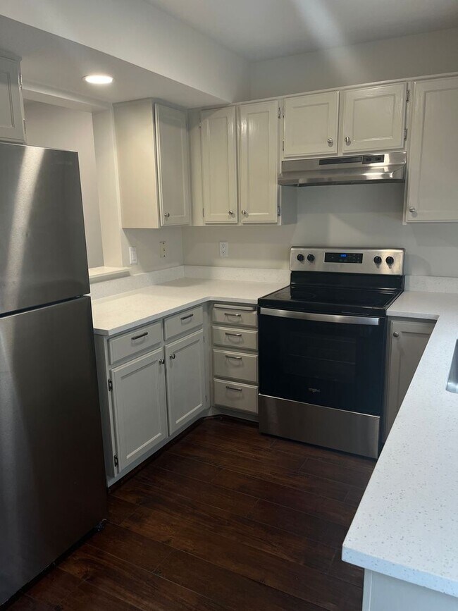 Building Photo - Newly Renovated Provo Townhouse