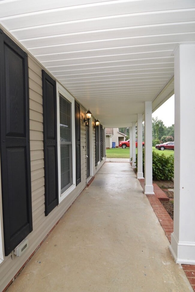 Building Photo - Evans 3 Bed/2 Bath w/ Garage & Huge Fenced...
