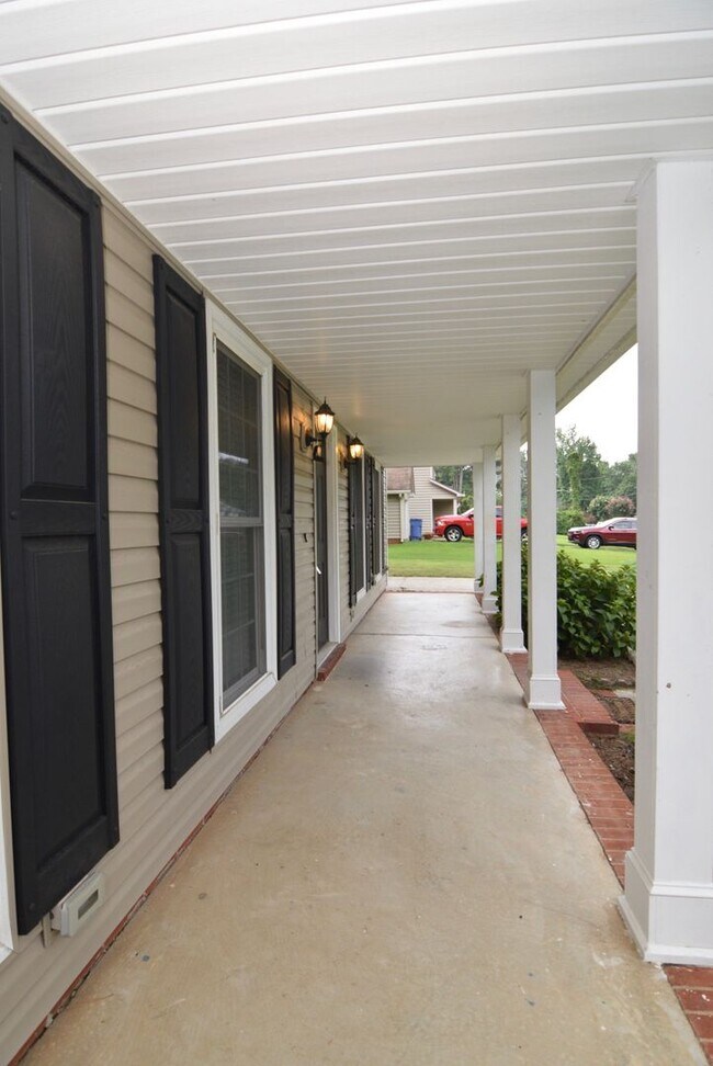 Foto del edificio - Evans 3 Bed/2 Bath w/ Garage & Huge Fenced Yard