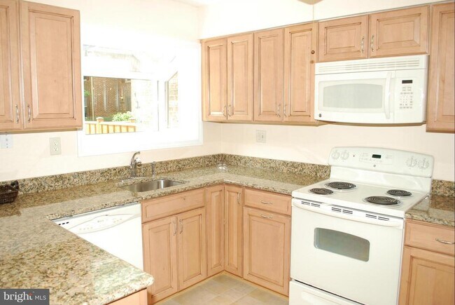 Building Photo - 2500 S Walter Reed Dr