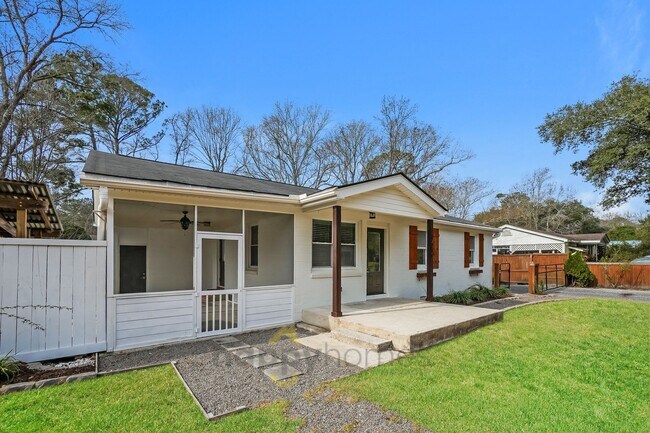 Foto del edificio - 3 Bedroom, 1 Bath Home in Johns Island featuring Outdoor Shower, Flex Loft Space & NO HOA