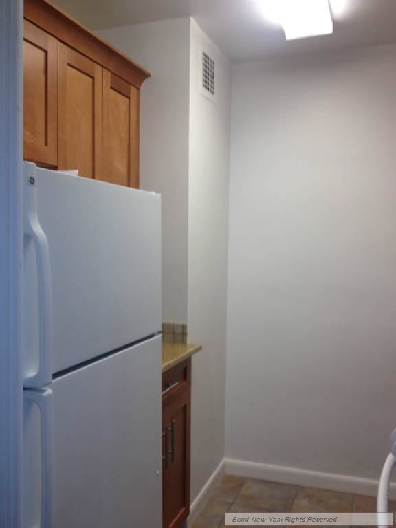 Foto del edificio - 353 E 83rd St