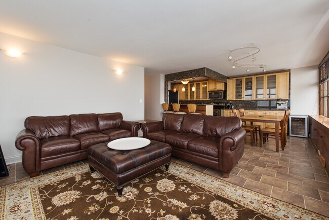 Foto del edificio - 655 W Irving Park Rd