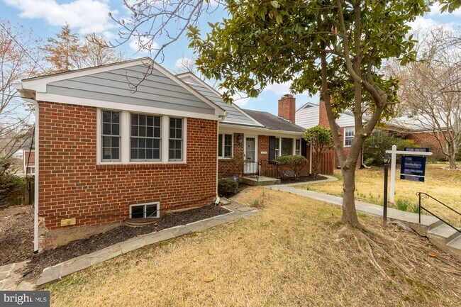 Foto del edificio - 2736 Stephenson Ln NW