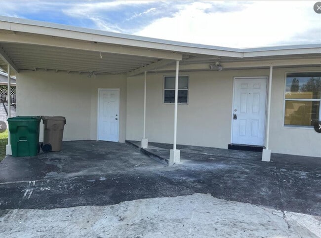 Building Photo - 6240 SW 39th Ct