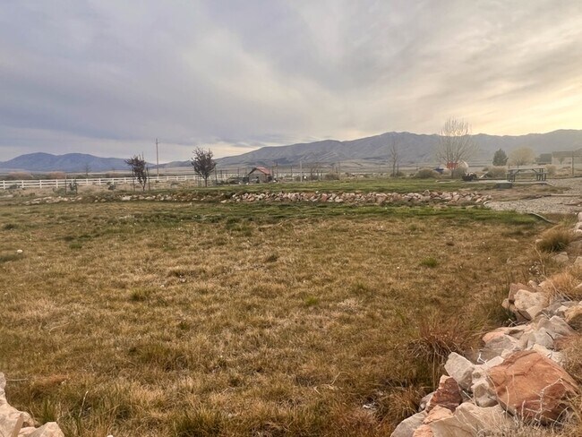Building Photo - 2959 W Rim Rock Dr