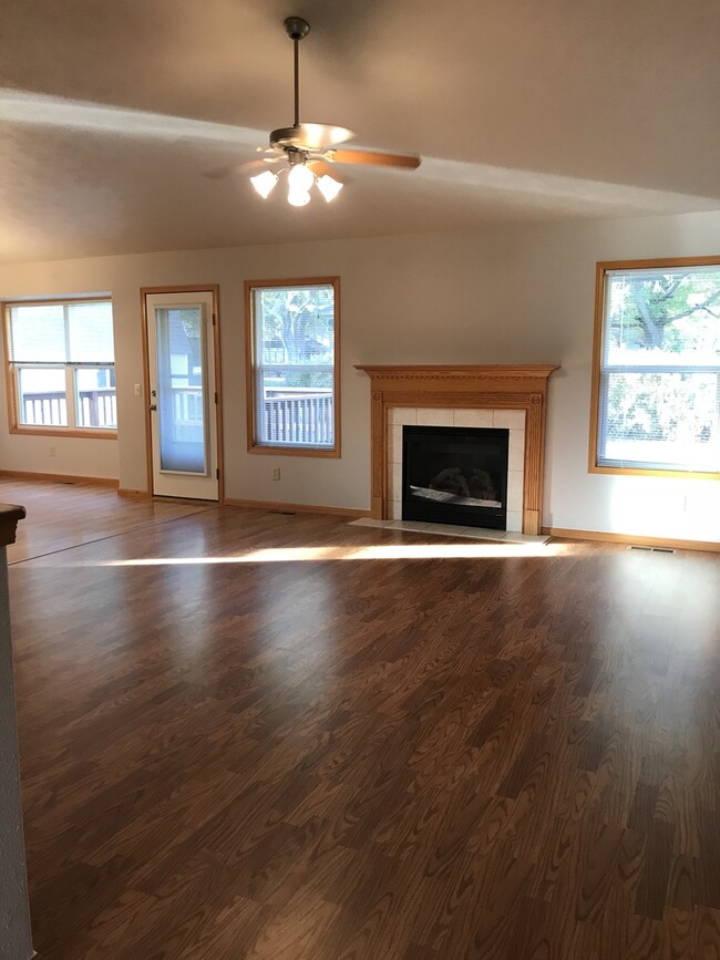 Building Photo - NEW FLOORS, NEW PAINT, FANTASTIC NEIGHBORH...