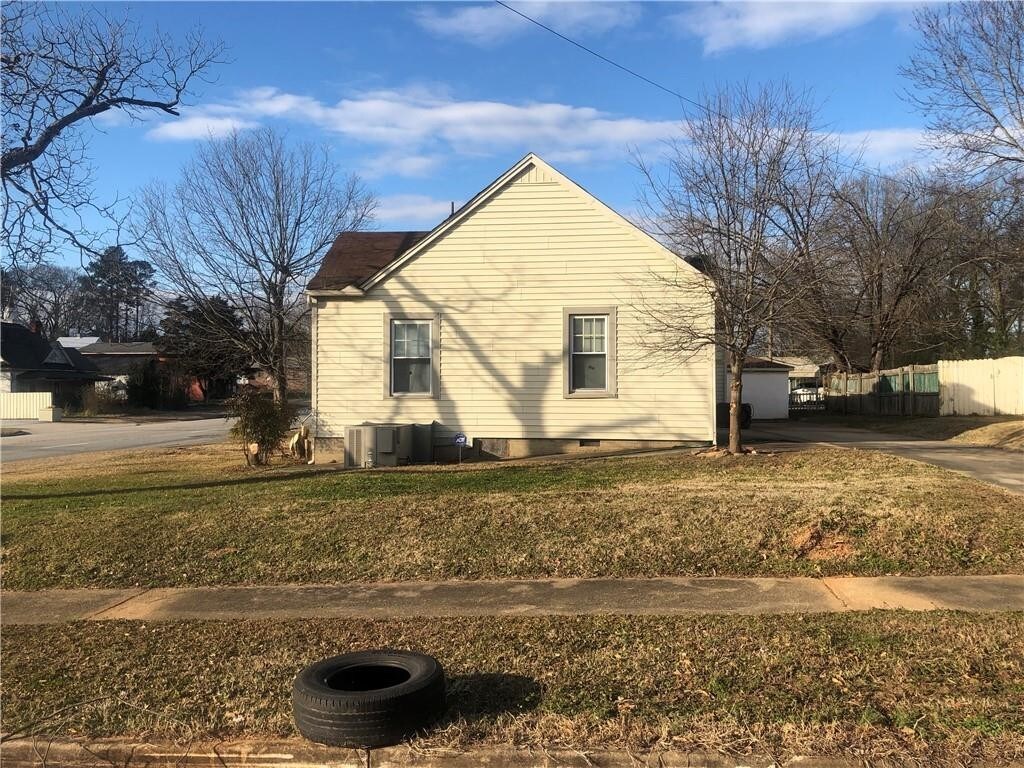 Primary Photo - 209 S Oak St