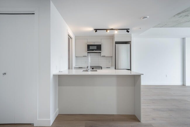 Building Photo - S203