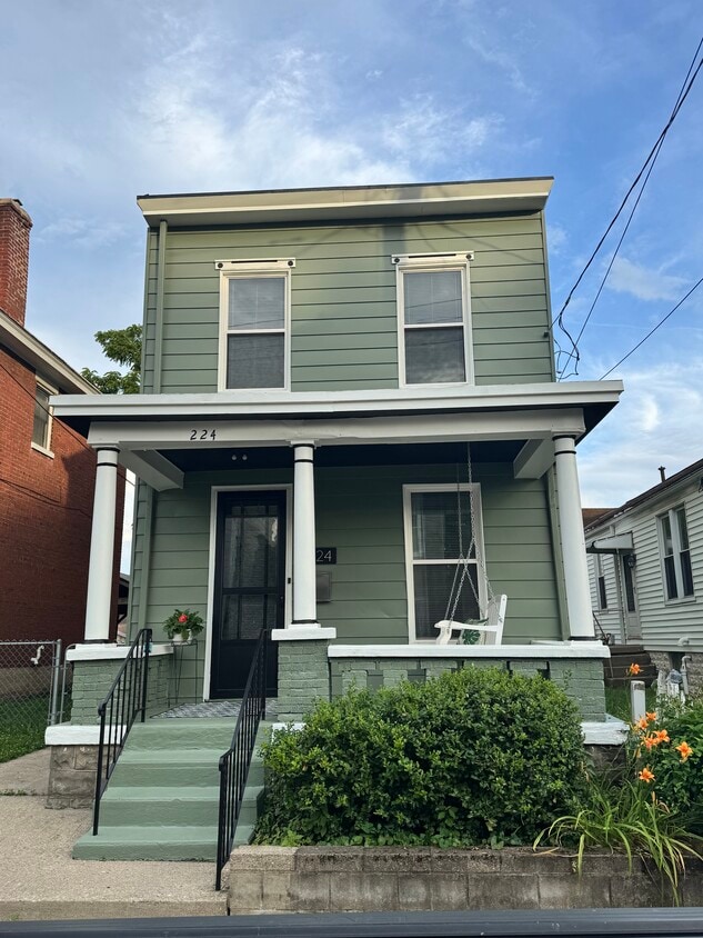 Enjoy your morning coffee on this cozy front porch. Located in the heart of Bellevue! - 224 Walnut St