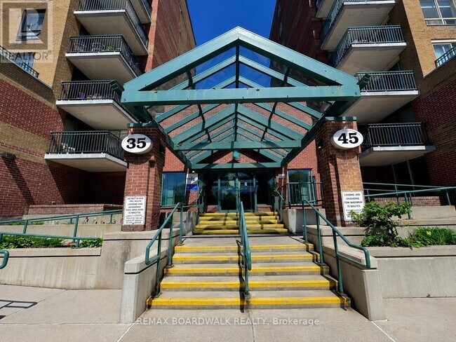 Building Photo - 35 Holland Ave