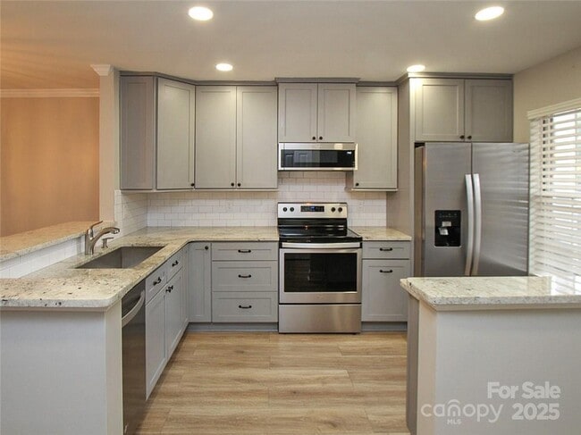 Foto del edificio - 8244 Circle Tree Ln