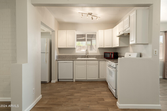 Foto del edificio - 1239 E Highland Ave