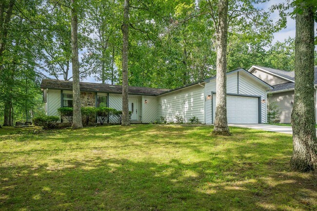 Building Photo - Spacious rental in desirable neighborhood ...