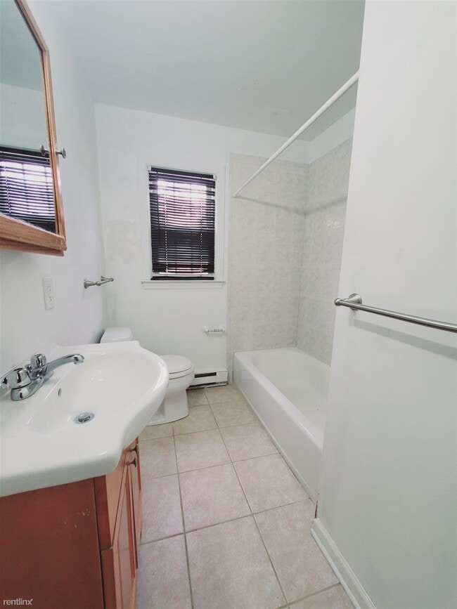 Building Photo - 1 br, 1 bath Condo - 41 Pine Hill Ave Unit B