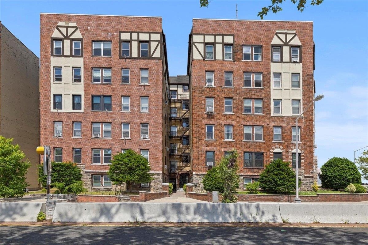 Foto principal - 7435 JFK Blvd E