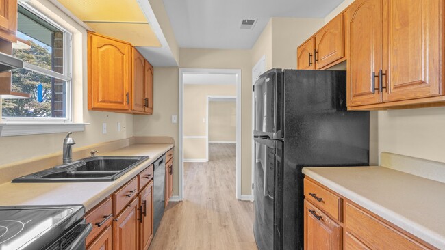 Building Photo - 604 Brookside Ct