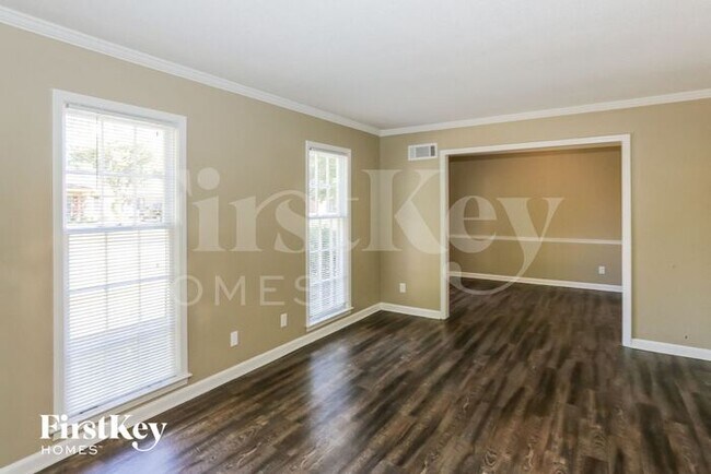 Foto del edificio - 5651 Chapman Ave