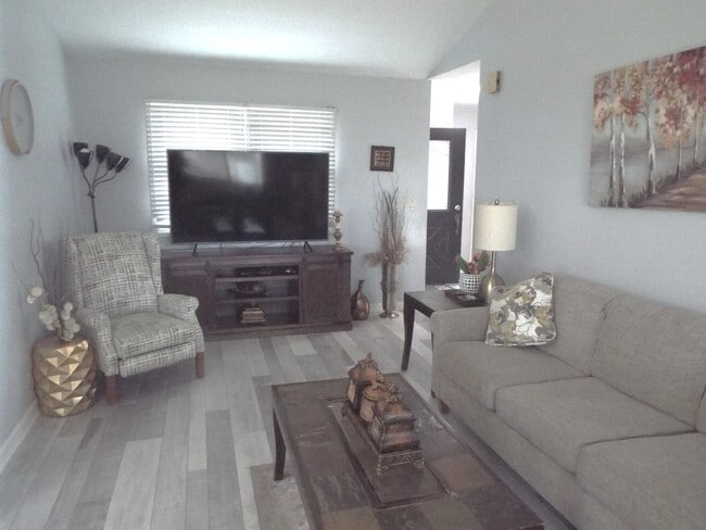 Foto del edificio - 1921 Stanford Dr