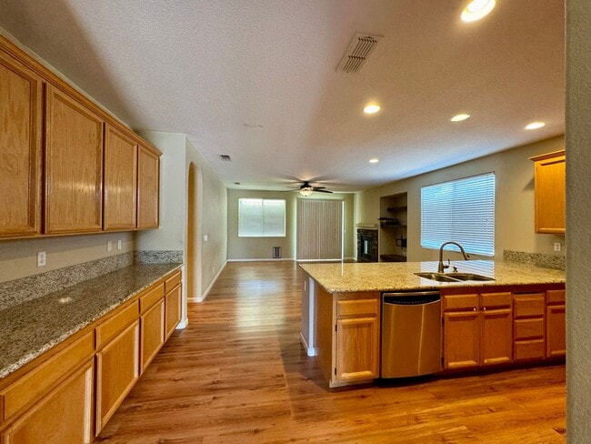 Building Photo - 3 bed 2 bath Plumas Lake