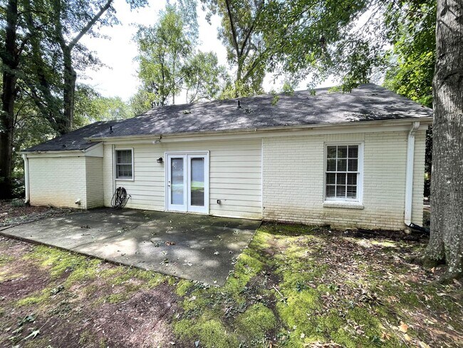 Foto del edificio - 3 Br House in Normaltown - Fall 2026 Prelease