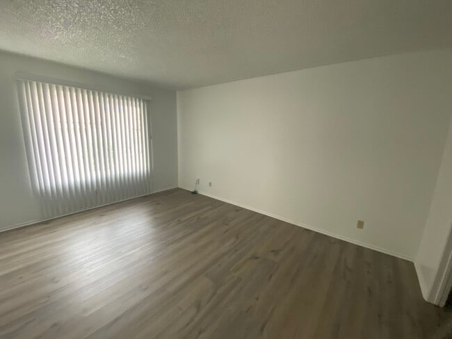 Building Photo - 1 bed, 1 bath Monticello Condo