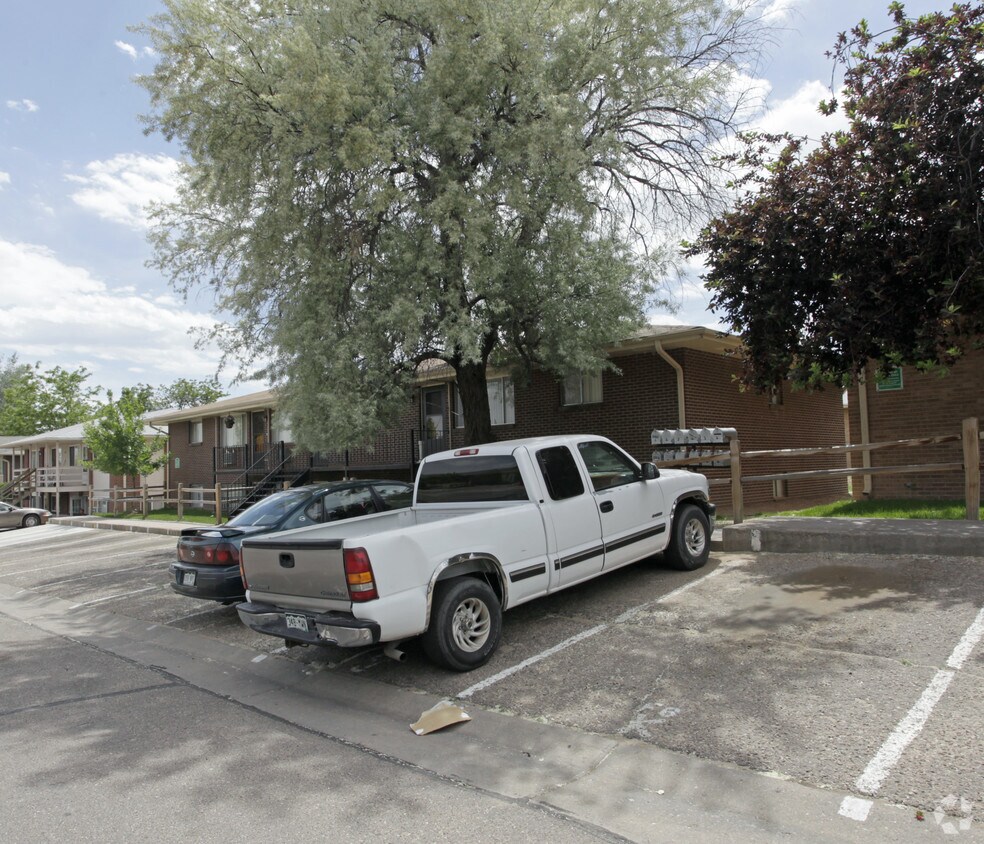 Building Photo - 3003 Lakeside Dr
