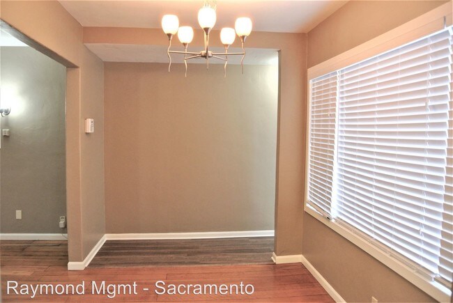 Building Photo - 3 br, 1 bath House - 2141 Royal Oaks Drive