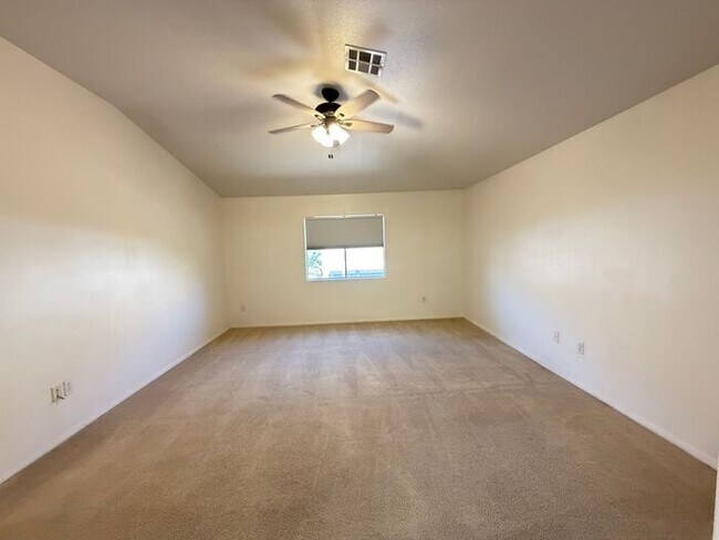 Foto del edificio - First Show: The first open showing is on 5/12 at 4PM. Please be prompt. We will be processing any...