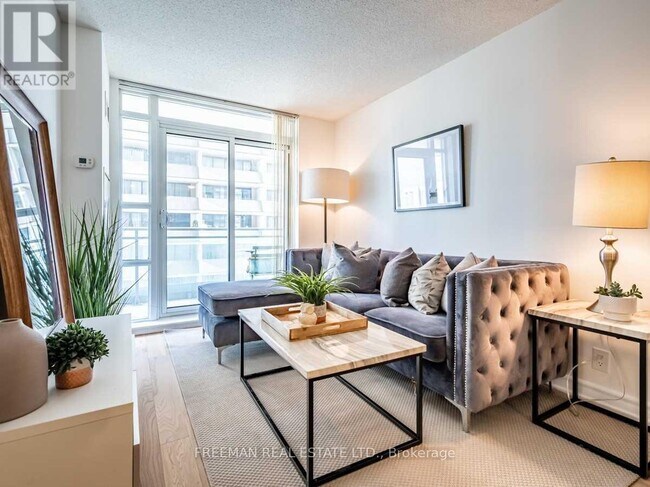 Photo du bâtiment - 736 Spadina Ave.