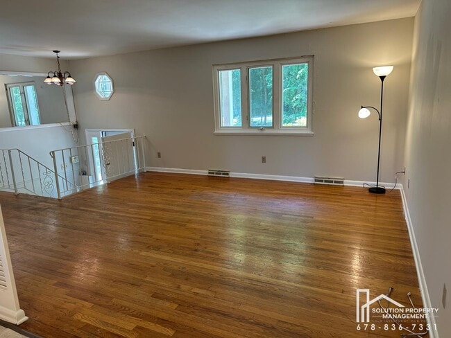 Building Photo - 1323 Hilton Dr