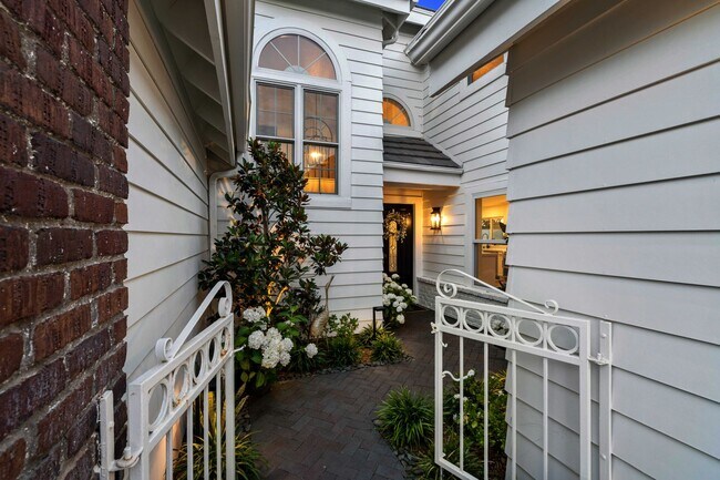 Building Photo - Gorgeous 4 Bedroom Home in the Valencia Su...