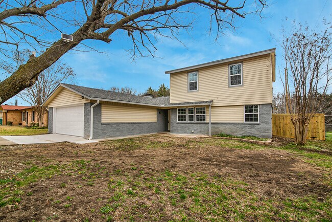 Building Photo - 813 S Valentine Dr