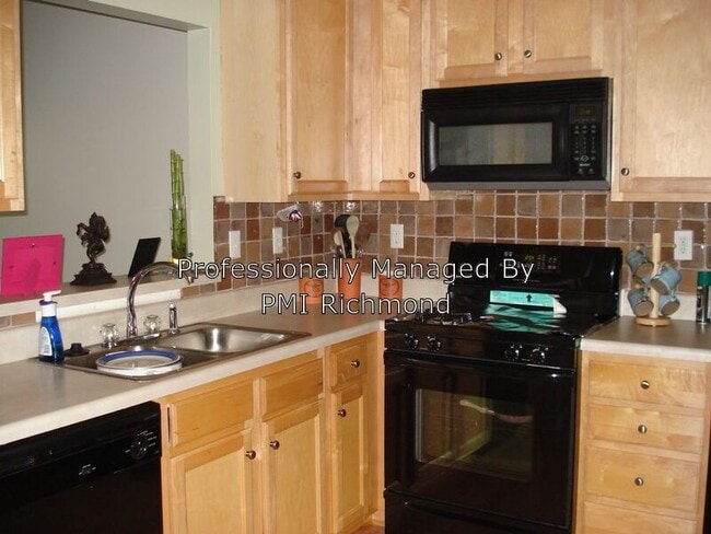 Building Photo - 4690 Twin Hickory Lake Dr