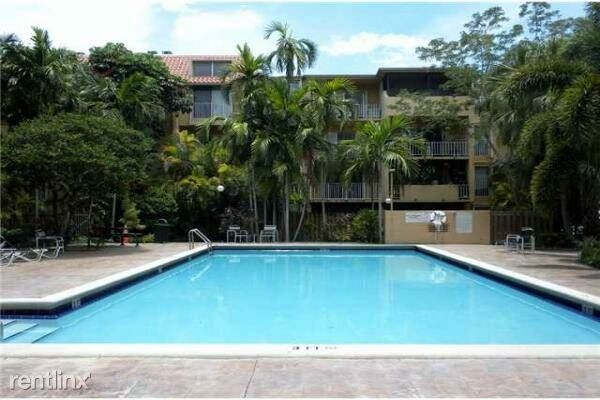 Foto principal - 6904 N Kendall Dr