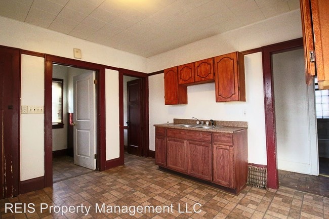 Building Photo - 623 W Capitol Dr