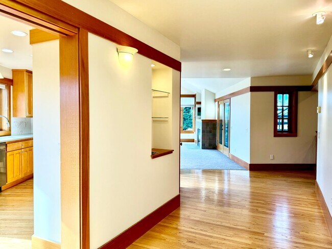 Building Photo - Edmonds Home